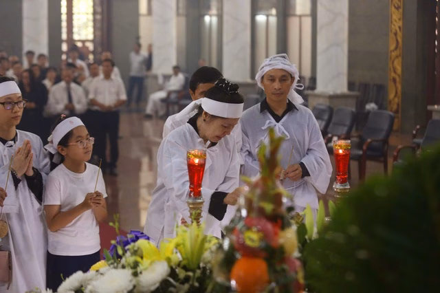 Phu nhân GS-TS Đặng Lương Mô thắp hương tiễn biệt chồng