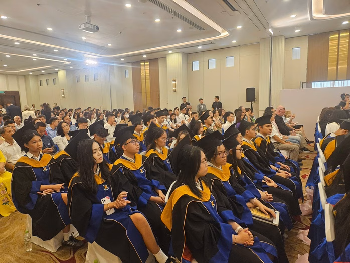 Tốt nghiệp với thành tích xuất sắc Tốt nghiệp với thành tích xuất sắc