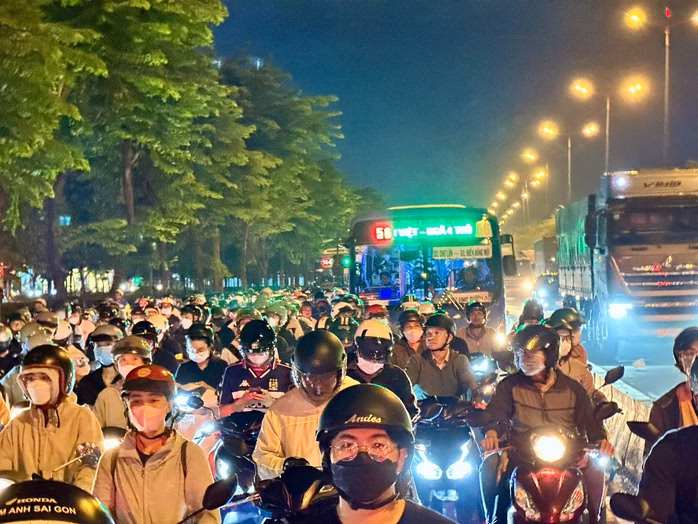 Tình trạng kẹt xe ở ngã tư Bình Thái, TP Thủ Đức Tình trạng kẹt xe ở ngã tư Bình Thái, TP Thủ Đức