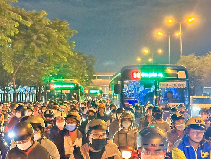 Tình trạng kẹt xe ở ngã tư Bình Thái, TP Thủ Đức Tình trạng kẹt xe ở ngã tư Bình Thái, TP Thủ Đức
