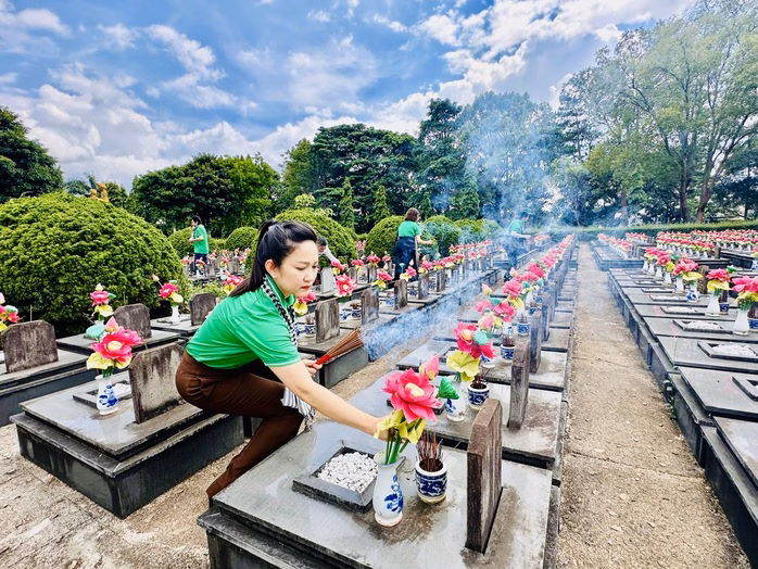 NSND Nguyễn Thị Thanh Thúy xúc động viếng Nghĩa trang Liệt sĩ tỉnh Gia Lai NSND Nguyễn Thị Thanh Thúy xúc động viếng Nghĩa trang Liệt sĩ tỉnh Gia Lai
