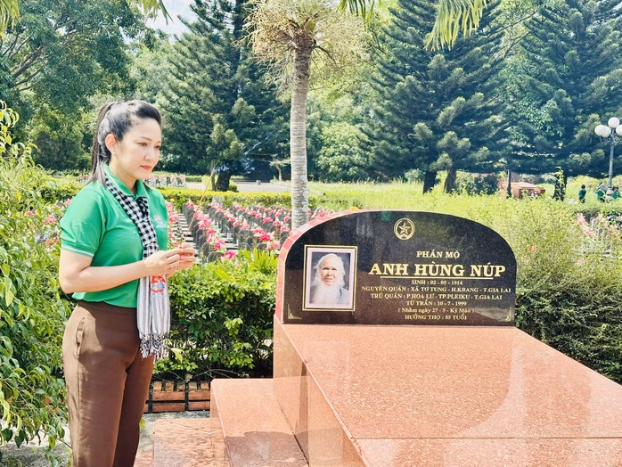 NSND Nguyễn Thị Thanh Thúy bên mộ Anh hùng Núp NSND Nguyễn Thị Thanh Thúy bên mộ Anh hùng Núp