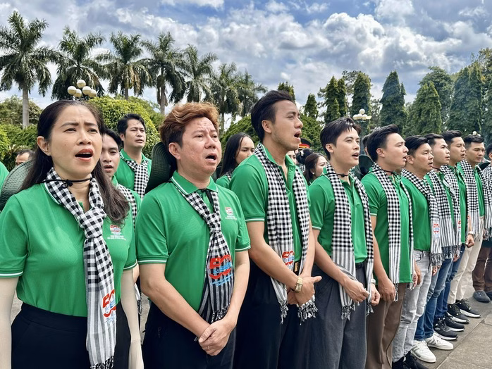 Các văn nghệ sĩ hát ca khúc “Linh thiêng Việt Nam” trước tượng đài Tổ quốc ghi công tỉnh Gia Lai Các văn nghệ sĩ hát ca khúc “Linh thiêng Việt Nam” trước tượng đài Tổ quốc ghi công tỉnh Gia Lai