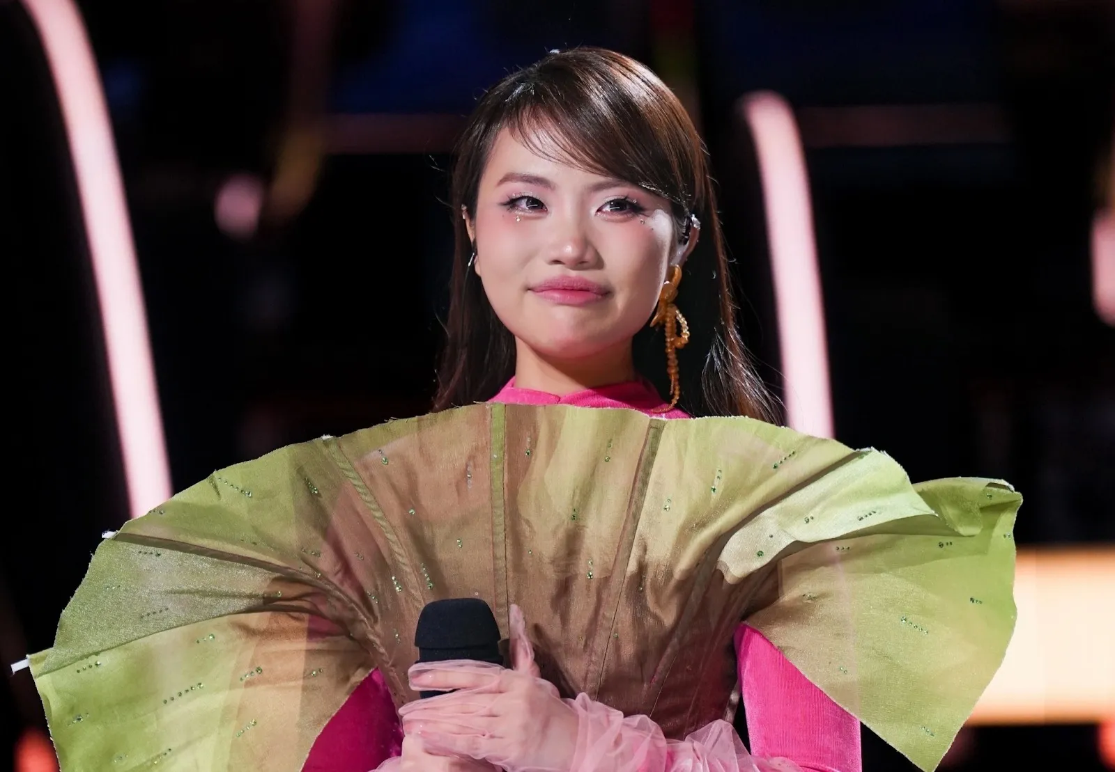 Phương Mỹ Chi tỏa sáng tại Sing! Asia Phương Mỹ Chi trình diễn Bóng phù hoa