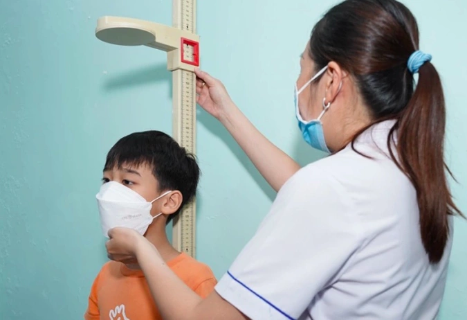 Đo chiều cao cho trẻ Một bệnh nhi đo chiều cao tại bệnh viện.