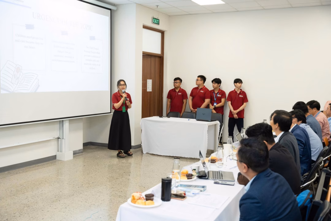 Sinh viên Trường Đại học Bình Dương thuyết trình dự án năm 2024 Sinh viên Trường Đại học Bình Dương thuyết trình dự án năm 2024