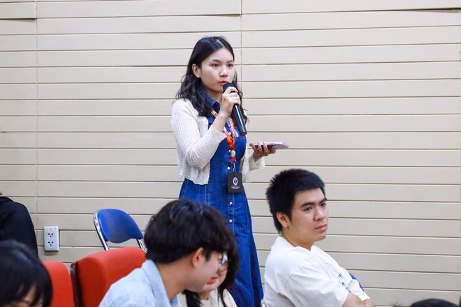 Sinh viên trao đổi tại buổi giới thiệu Sinh viên trao đổi tại buổi giới thiệu cuộc thi