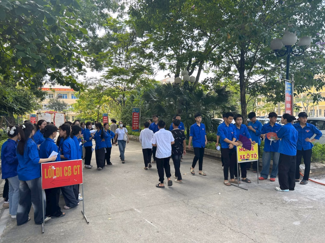 Hỗ trợ học sinh tại điểm thi Đoàn viên, thanh niên hỗ trợ học sinh tại điểm thi