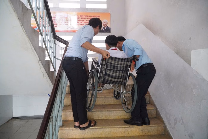 Thí sinh đặc biệt Nam sinh bị teo cơ tủy được cõng vào phòng thi