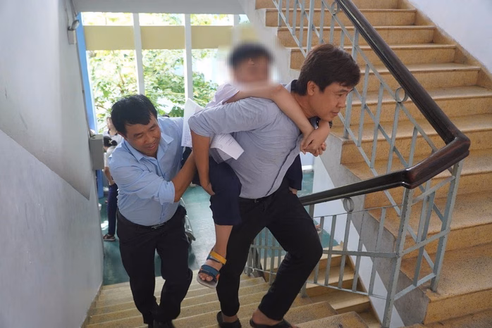 Cõng thí sinh vào phòng thi Nam sinh được cõng vào phòng thi