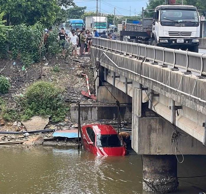 Hiện trường vụ tai nạn giao thông tại cầu Thanh Ba Hiện trường vụ tai nạn tại cầu Thanh Ba