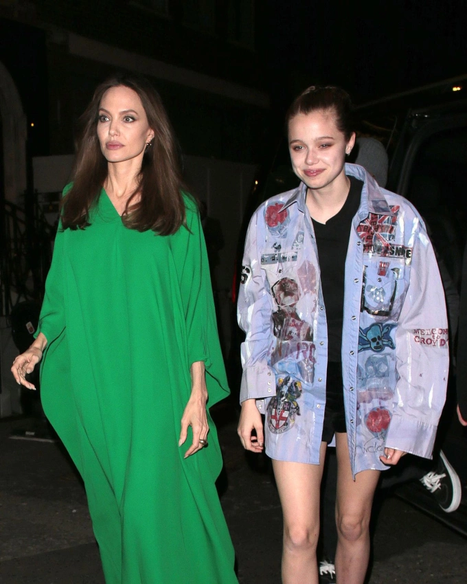 Angelina Jolie lên tiếng về con gái sống riêng ở tuổi 17 Angelina Jolie và con gái Shiloh. Ảnh: Elle
