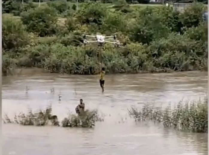 Dùng drone cứu bé gái mắc kẹt giữa sông Dùng drone cứu bé gái mắc kẹt giữa sông