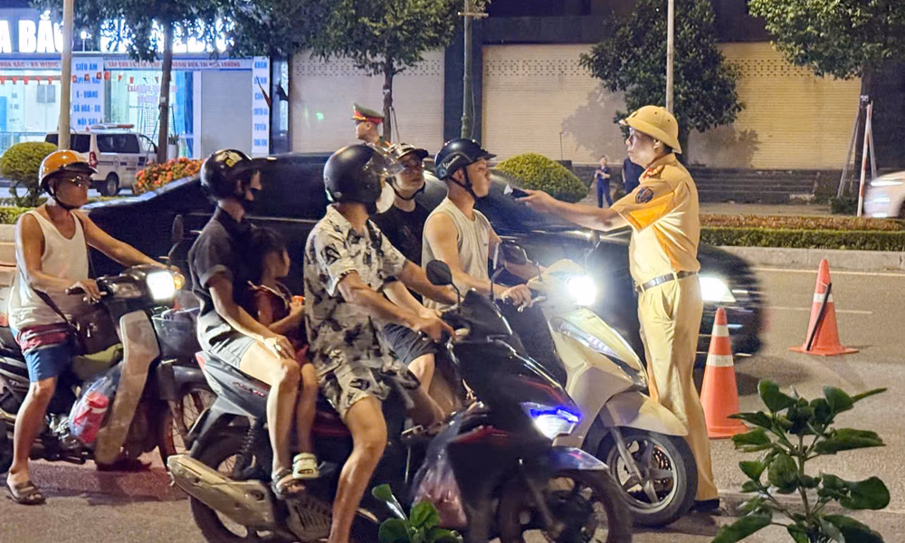Cảnh sát giao thông đo nồng độ cồn người điều khiển xe gắn máy.