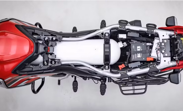 “Bajaj ra mắt xe máy chạy CNG đầu tiên thế giới, giảm 50% chi phí vận hành” Xe máy chạy khí nén thiên nhiên đầu tiên thế giới có gì đặc biệt? - 7