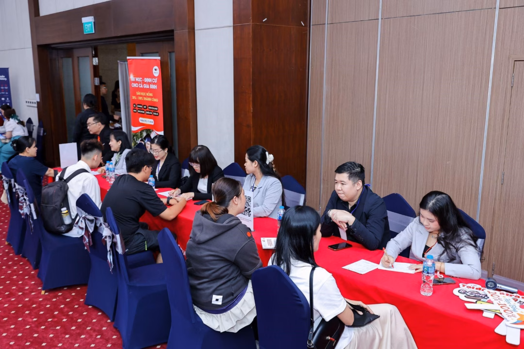 Học sinh nhận tư vấn du học trực tiếp tại quầy StudyLink. Ảnh StudyLink