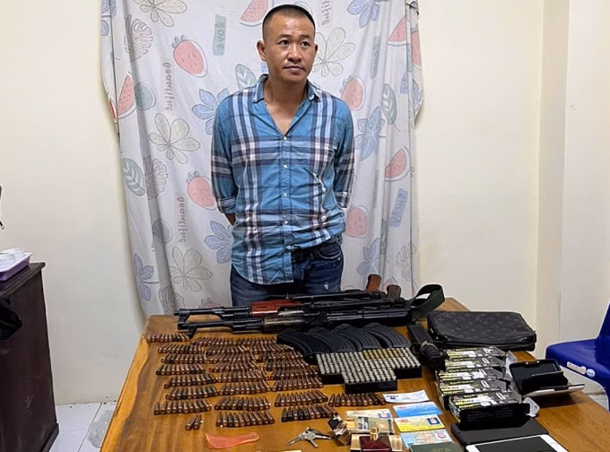 Bình Kiểm mua súng để bắt cóc và tàng trữ trái phép vũ khí quân dụng Nguyễn Tuấn An lúc bị bắt cùng số súng đạn mua về cho Bình Kiểm