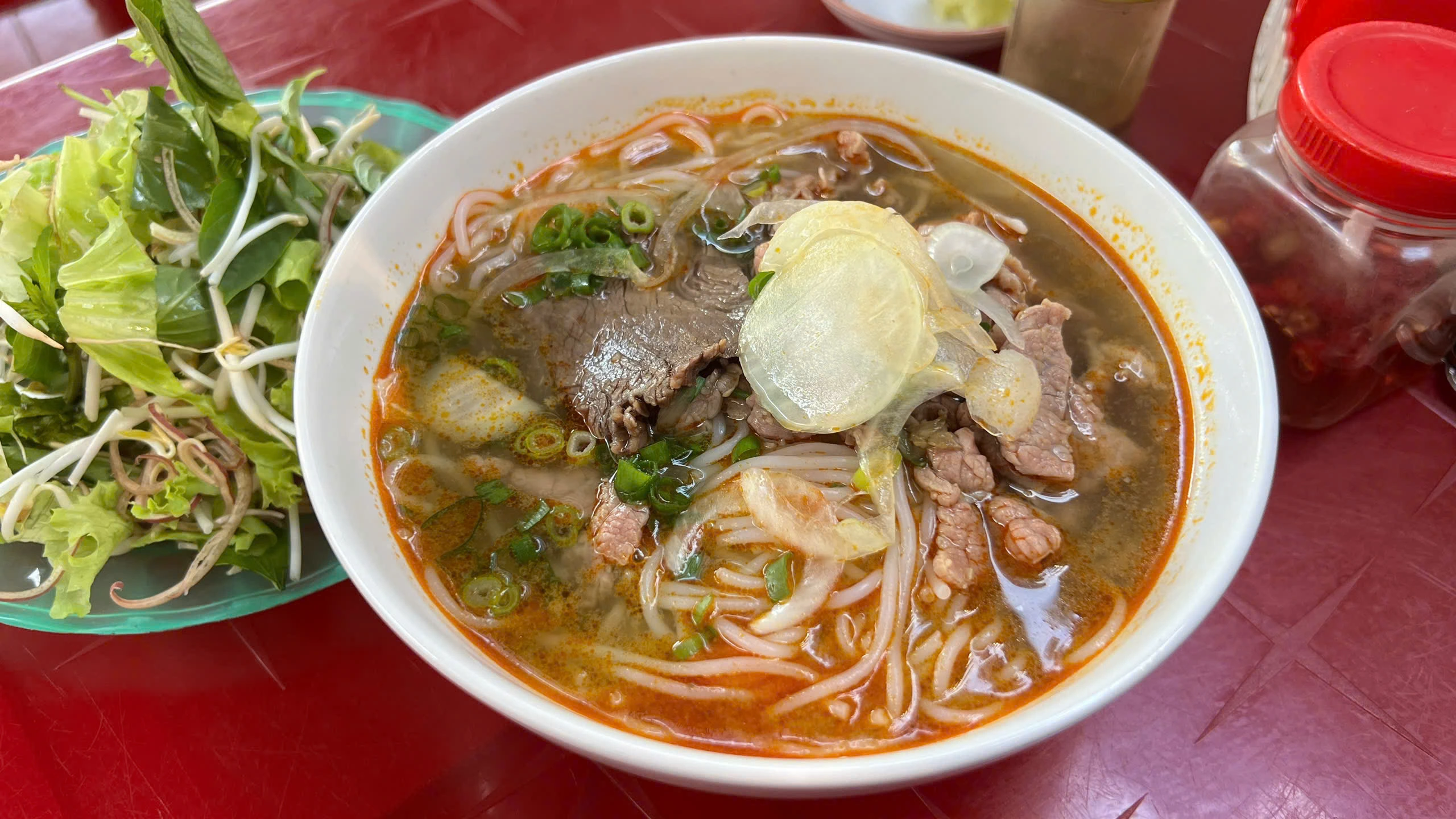 Bún bò Huế đối mặt khó khăn vì dịch tả lợn, chủ quán xoay cách nào giữ khách? Món bún bò Huế trước diễn biến của bệnh liên cầu lợn