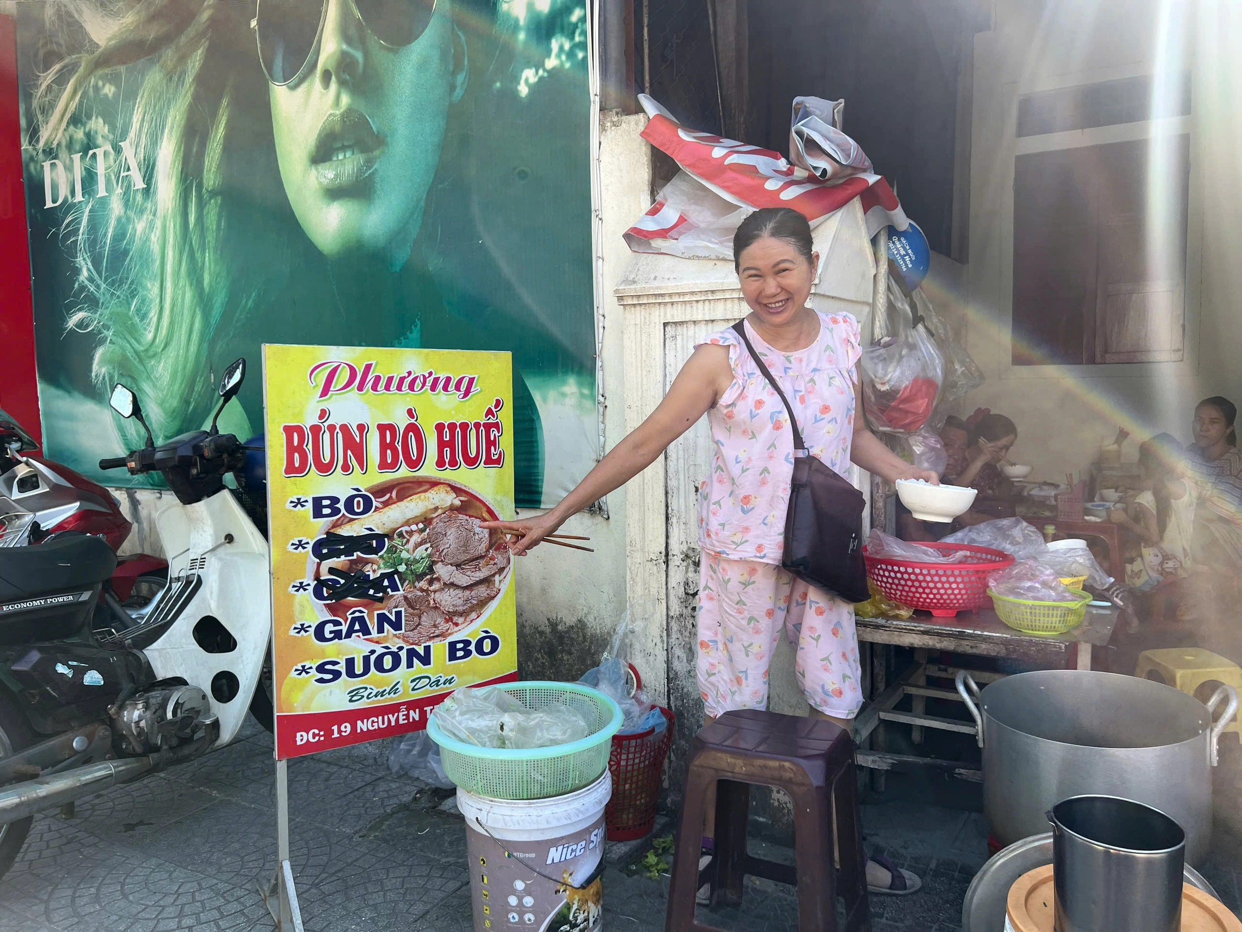 Bún bò Huế đối mặt khó khăn vì dịch tả lợn, chủ quán xoay cách nào giữ khách? Một số hàng quán dùng băng keo để che đi chữ giò, chả, chả cua (làm từ thịt lợn) trên bảng hiệu