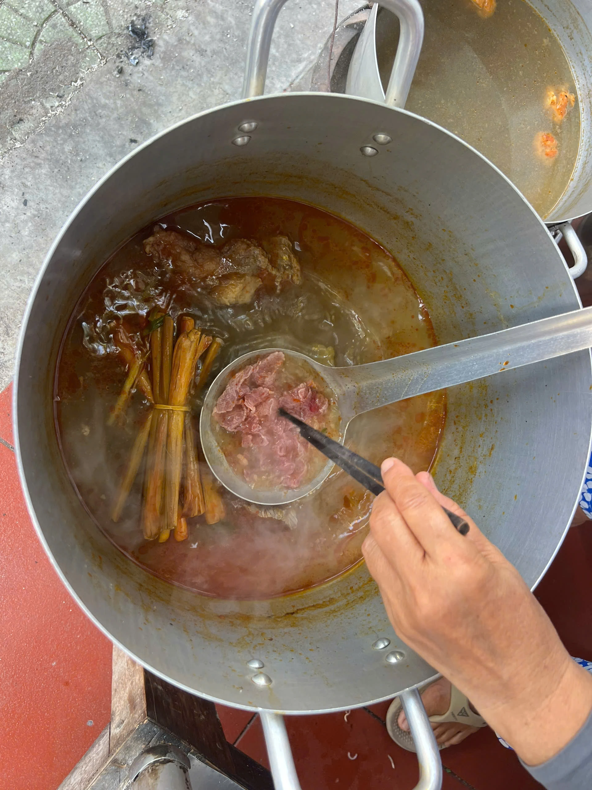 Bún bò Huế đối mặt khó khăn vì dịch tả lợn, chủ quán xoay cách nào giữ khách? Món giò, chả lợn bị "loại" khỏi thực đơn của nhiều quán, thay vào đó món bún chỉ dùng bò và vịt