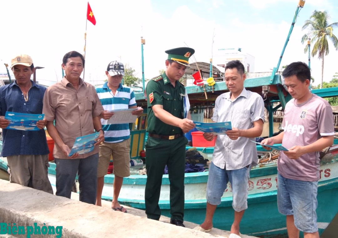 Cà Mau siết kiểm soát tàu cá để gỡ thẻ vàng IUU Cán bộ Đồn Biên phòng Khánh Tiến, BĐBP tỉnh Cà Mau phát tờ rơi tuyên truyền, phổ biến pháp luật cho ngư dân trước khi ra khơi. Ảnh: Lê Khoa