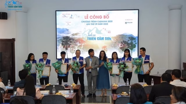 Caravan Thư viện 2030: Gieo chữ trên đá núi ở Phan Thiết CLB Doanh nhân 2030 tổ chức Caravan lần thứ 29