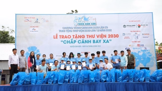 Caravan Thư viện 2030: Gieo chữ trên đá núi ở Phan Thiết CLB Doanh nhân 2030 trao tặng thư viện Xanh tại An Giang