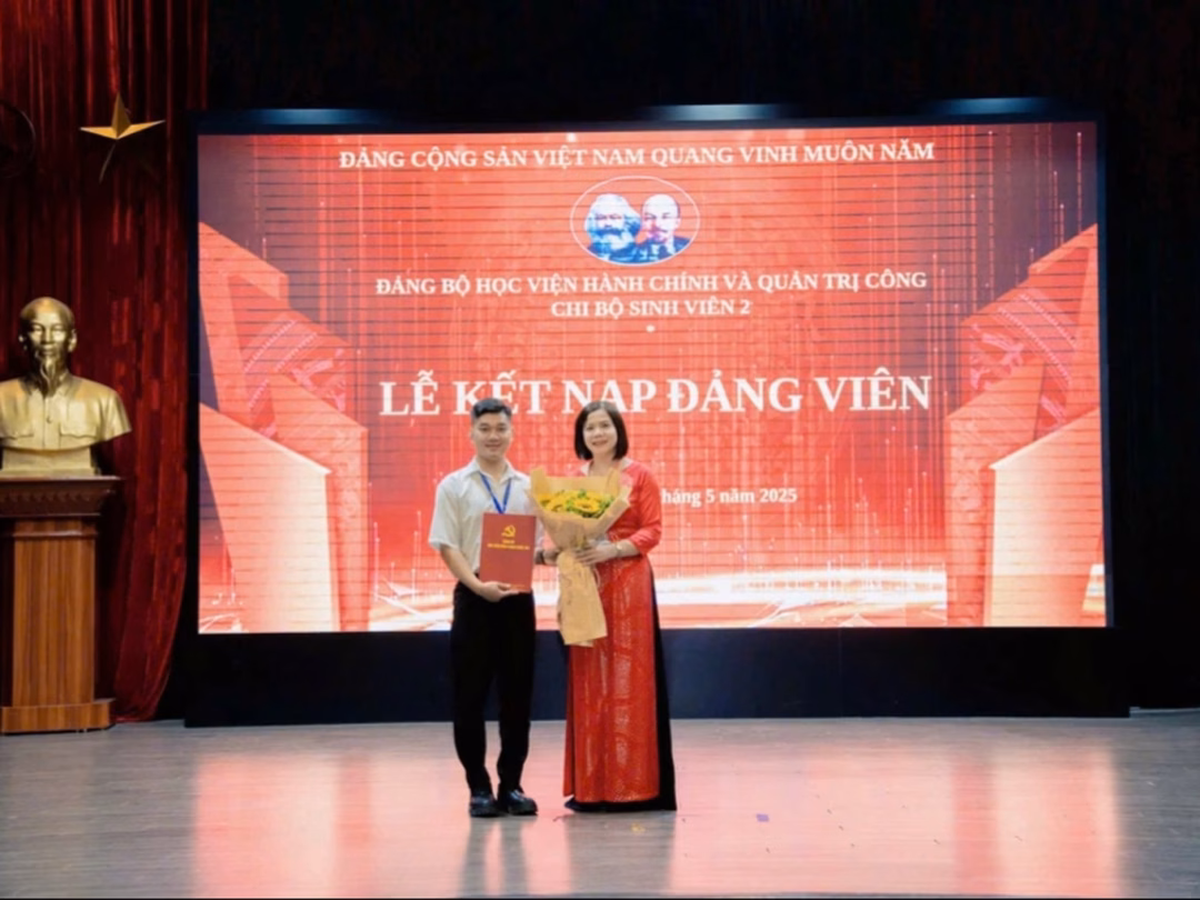 Cậu bé dân tộc Hà Nhì trở thành thủ khoa Học viện Hành chính và Quản trị công Thủ khoa Học viện Hành chính và Quản trị công trong lễ kết nạp Đảng tháng 5/2025 (Ảnh: NVCC).