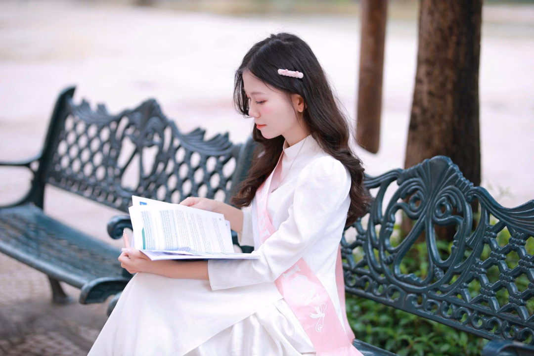 Cô gái dân tộc Thái đạt điểm 10 tuyệt đối môn Sử và Địa Á khoa xinh đẹp ước mơ trở thành cô giáo, sau này gieo chữ, gieo tri thức cho thế hệ trẻ ở bản làng mà mình sinh ra.