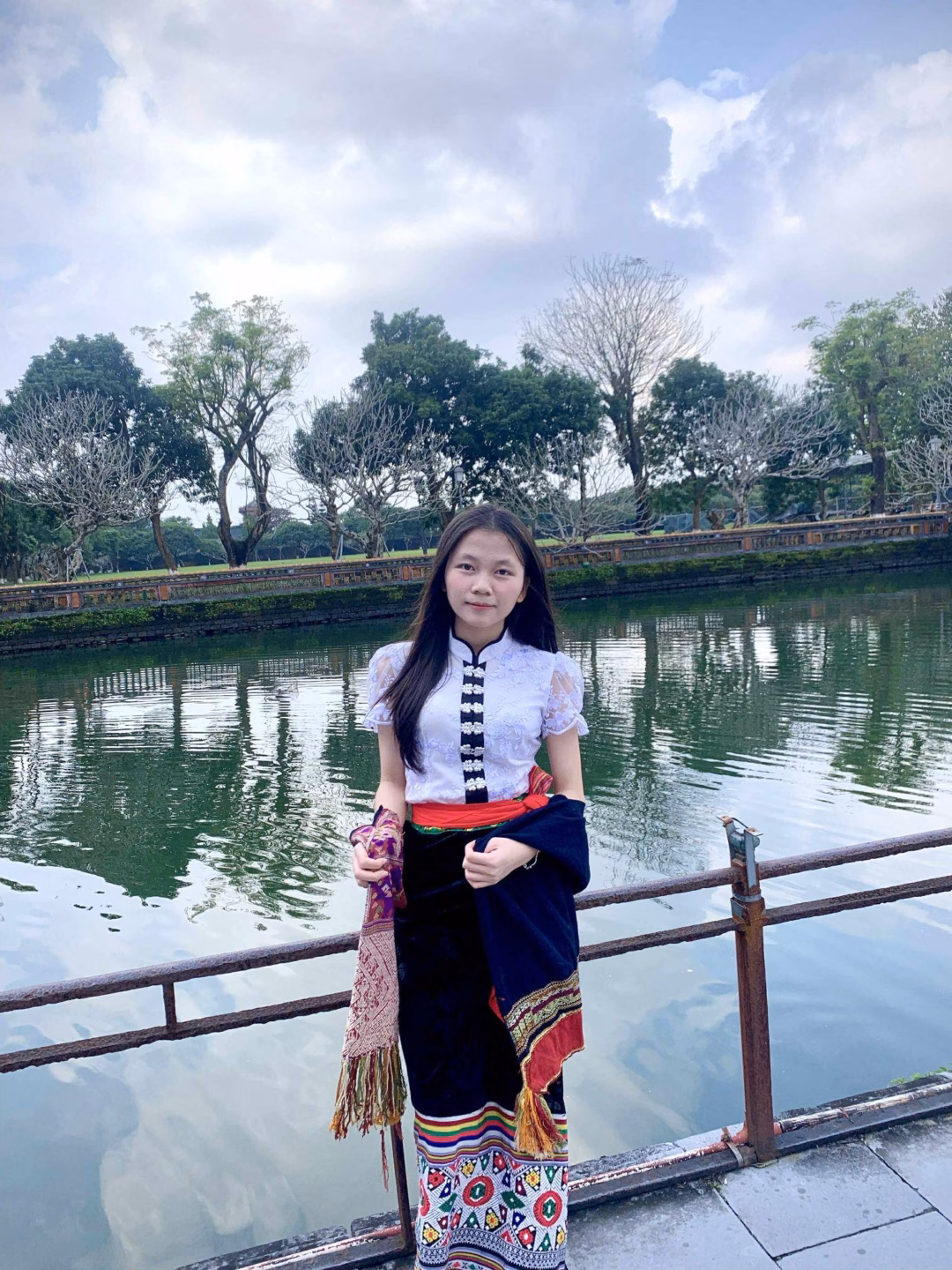 Cô gái dân tộc Thái đạt điểm 10 tuyệt đối môn Sử và Địa Sinh ra trong một gia đình thuần nông ở bản Mường Cạt, bố mẹ quanh năm làm nương rẫy, Nguyệt Nhi thấu hiểu được sự cực khổ của bố mẹ khi lo hai chị em ăn học. Thành tích đạt được hôm nay tất cả nhờ sự chăm chỉ, miệt mài đọc sách vở và tự học trên mạng xã hội. Nữ sinh không đi học thêm, cũng không đăng ký bất kỳ khóa học online nào.