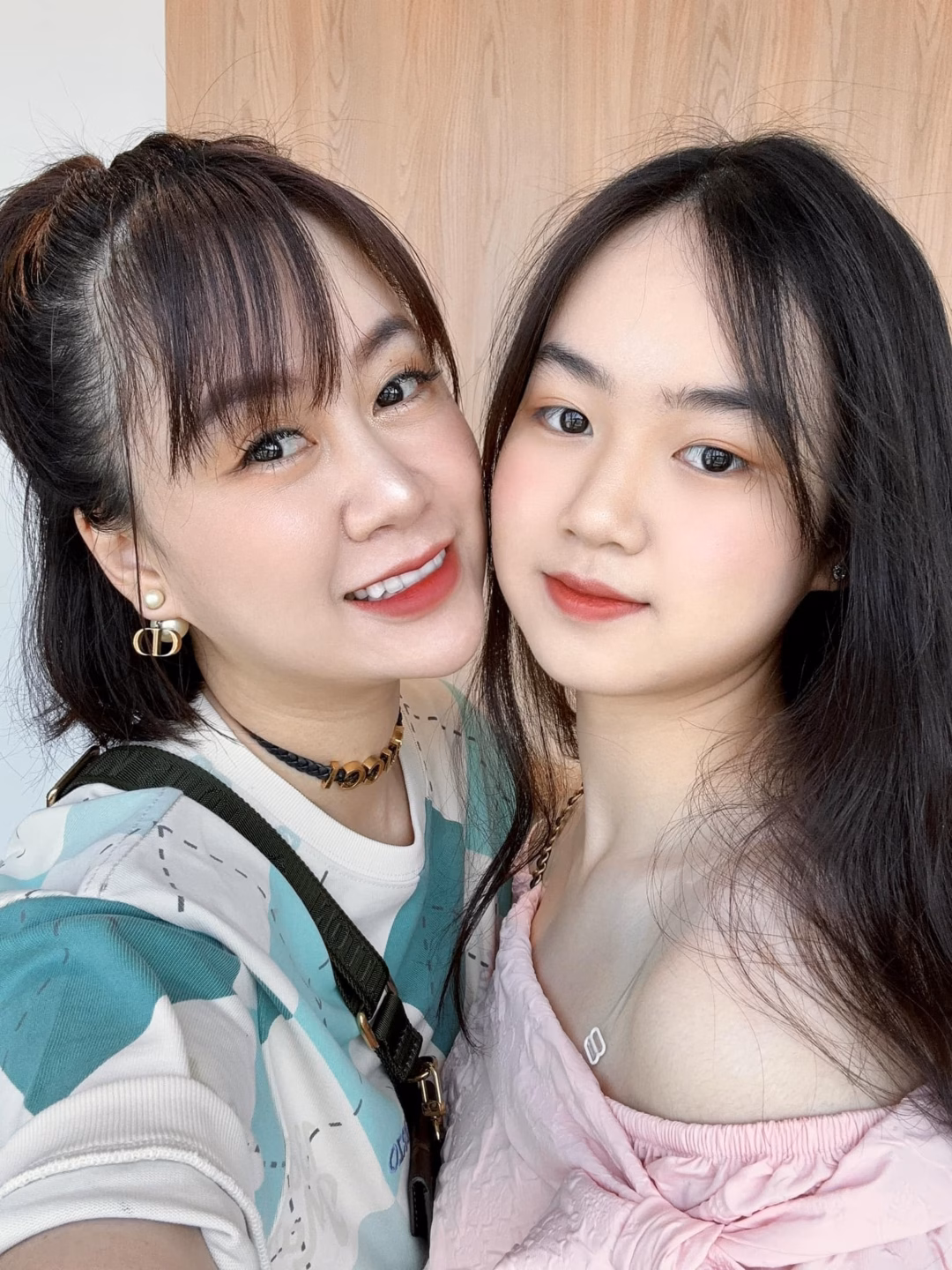 Cô gái Phú Thọ đạt điểm tuyệt đối khối A00: Visual cực phẩm, học mà không gò ép Mẹ của nữ Thủ khoa cũng được quan tâm không kém nhờ visual trẻ trung, sành điệu