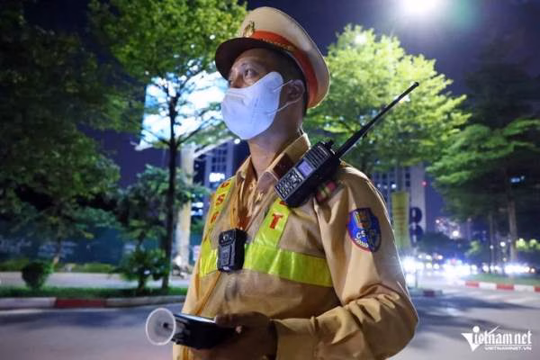 CSGT Hà Nội hóa trang phát hiện tài xế say xỉn vẫn lái xe qua phố
