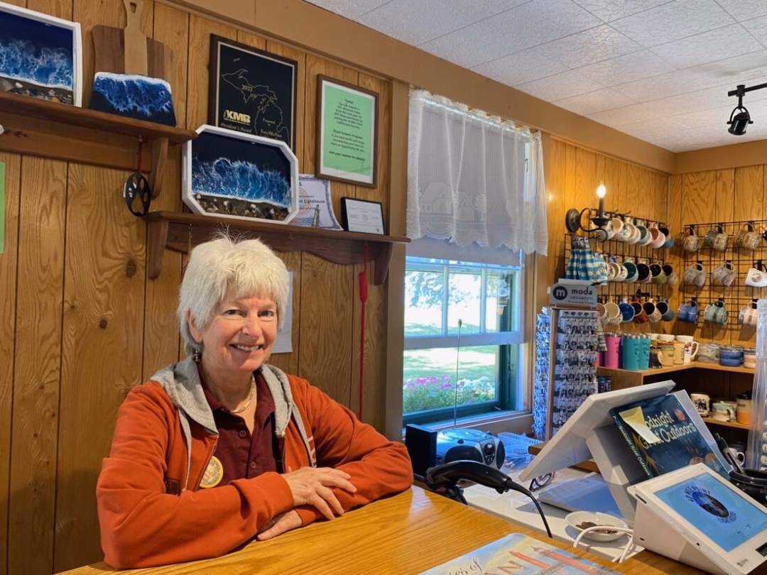 Điểm đến hấp dẫn: Thăm ngọn hải đăng Forty Mile Point ở Michigan News Photo by Darby Hinkley Belinda Moorefield volunteers on July 8 inside the gift shop at Forty Mile Point Lighthouse, north of Rogers City. Moorefield said the gift shop is located in the original bunkhouse.