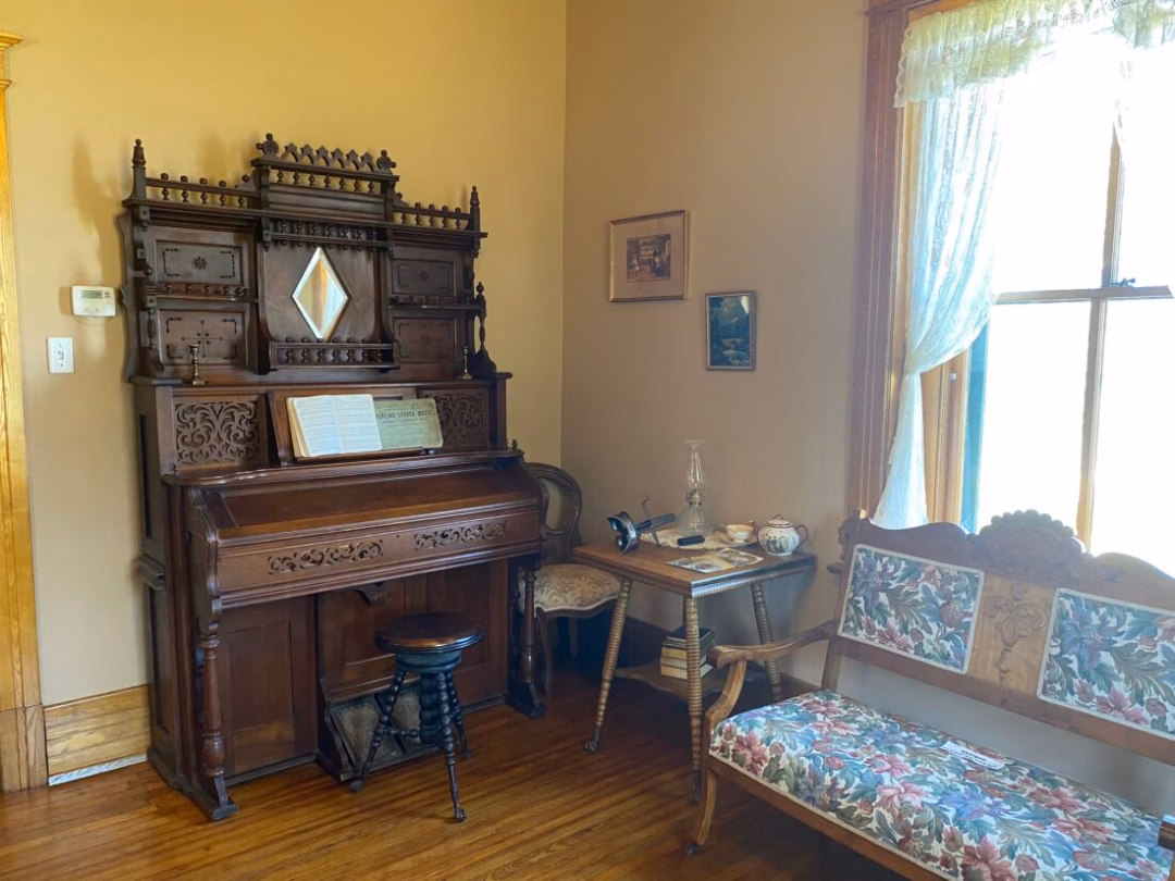 Điểm đến hấp dẫn: Thăm ngọn hải đăng Forty Mile Point ở Michigan News Photo by Darby Hinkley A vintage piano and furniture are seen inside the keeper’s house at Forty Mile Point Lighthouse.