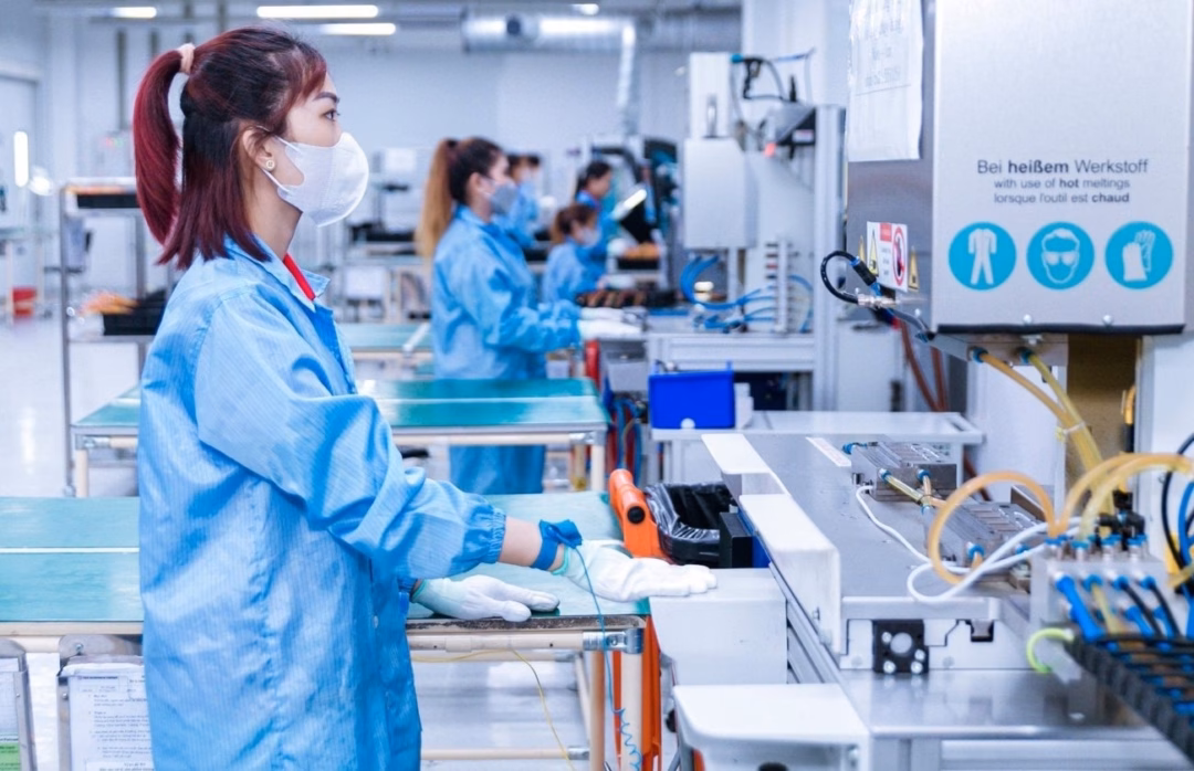 Doanh nghiệp đề xuất loạt giải pháp thúc đẩy phát triển công nghiệp Công nhân sản xuất trong nhà máy ở TP.HCM.