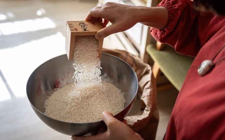 Giá gạo tăng gấp đôi, người dân Nhật Bản “phẫn nộ” Giá gạo Nhật Bản tăng gấp đôi, áp lực kép với Thủ tướng Ishiba trước kỳ bầu cử - Ảnh 2.