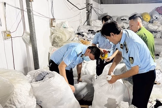 Hà Nội: Buôn lậu, gian lận thương mại vẫn phức tạp dù xử lý hơn 8.000 vụ vi phạm Lực lượng chức năng kiểm tra một điểm tập kết hàng hoá. Ảnh: M.Tùng