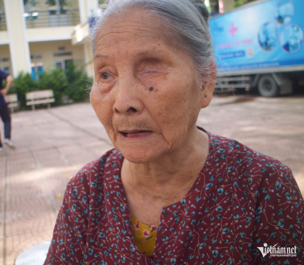 Hà Nội khám sức khỏe miễn phí cho dân xã đảo Minh Châu Bà Hoàng Thị Mịt là vợ liệt sĩ, lần đầu được các bác sĩ về tận xã khám sức khỏe tổng quát. Ảnh: N. Huyền
