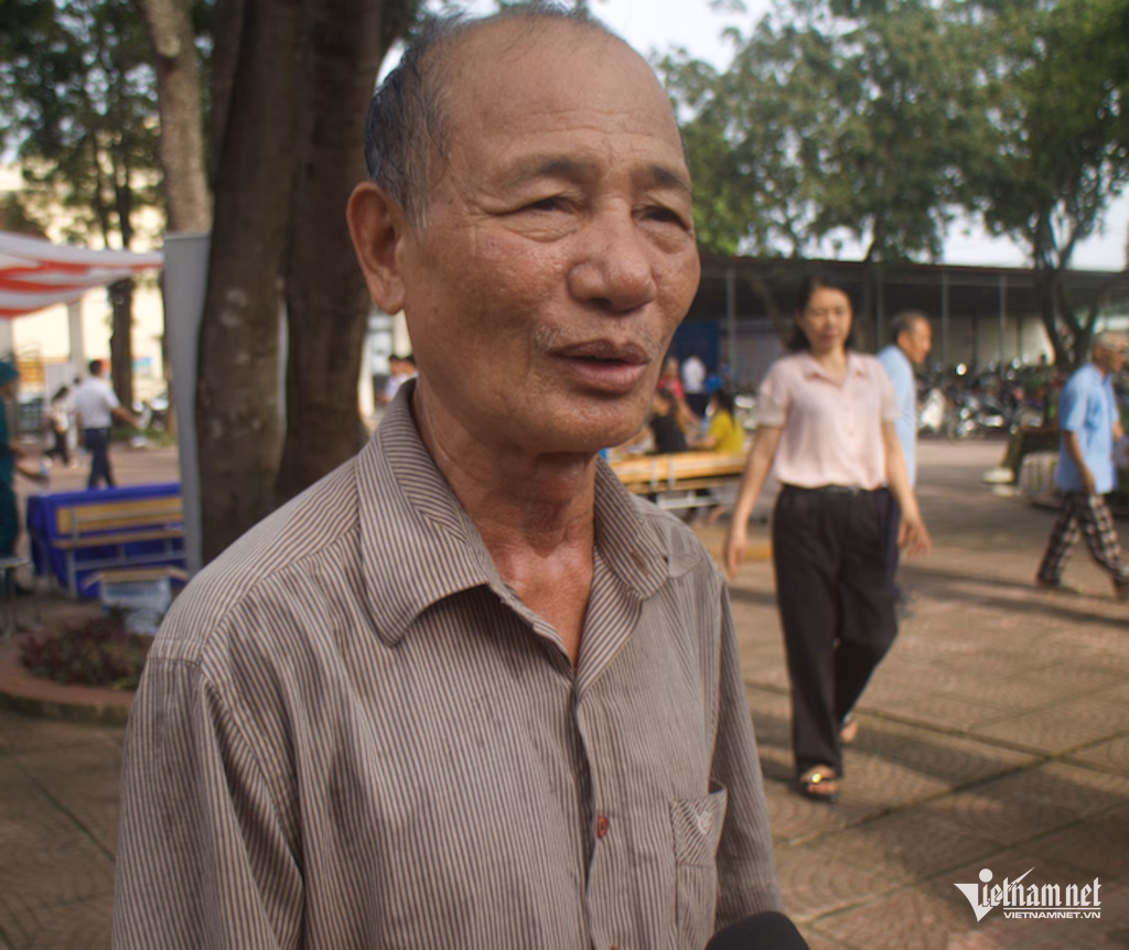 Hà Nội khám sức khỏe miễn phí cho dân xã đảo Minh Châu Ông Nguyễn Hoàng Vĩnh vui vẻ chia sẻ trong lúc chờ đến lượt khám. Ảnh: N. Huyền