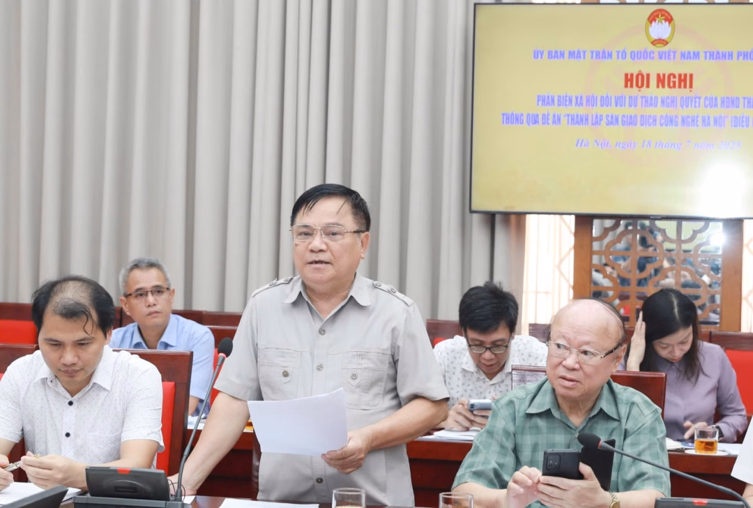 Hà Nội lên kế hoạch thành lập sàn giao dịch công nghệ số hiện đại Tiến sĩ Lê Văn Hoạt đóng góp ý kiến tại hội nghị. Ảnh: PV