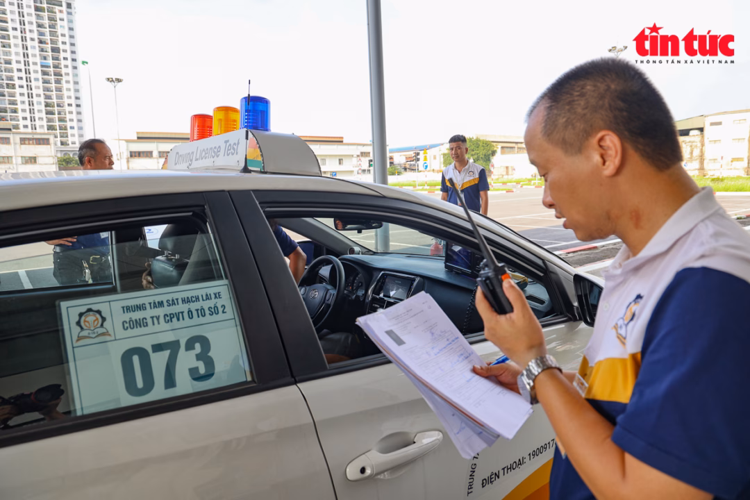 Hà Nội tăng cường sát hạch cấp giấy phép lái xe, yêu cầu hoàn thành trước 30/7 Cán bộ sát hạch kiểm tra danh sách học viên trước giờ thi.