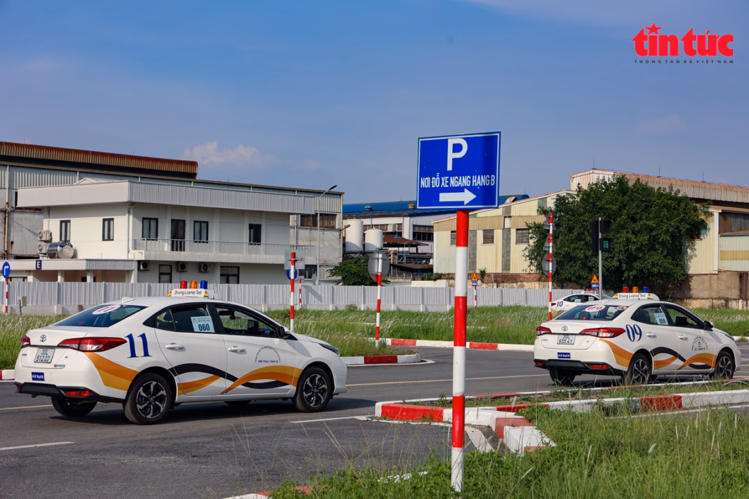 Hà Nội tăng cường sát hạch cấp giấy phép lái xe, yêu cầu hoàn thành trước 30/7 Phần thi sa hình trong kỳ thi sát hạch lái xe ô tô bao gồm 11 bài thi liên hoàn, được thiết kế để kiểm tra khả năng điều khiển xe, kỹ năng xử lý tình huống và tuân thủ luật giao thông của thí sinh.