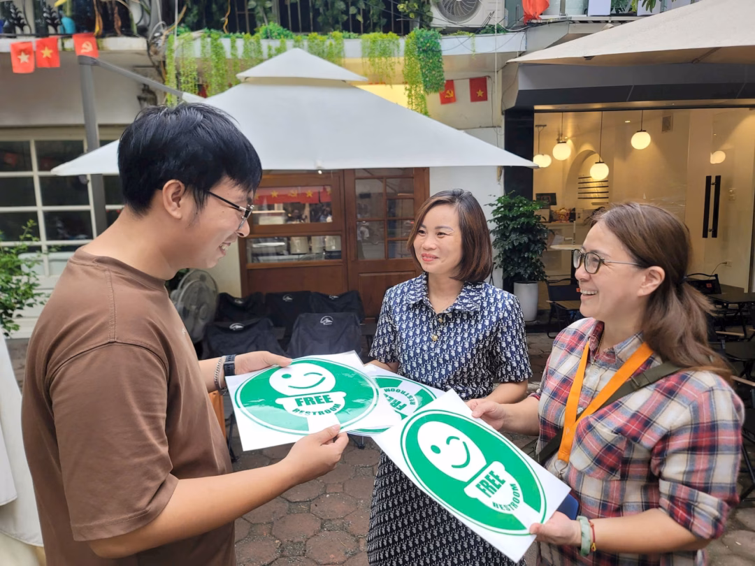 Hà Nội triển khai nhà vệ sinh miễn phí cho du khách Cán bộ UBND phường Ba Đình tuyên truyền, vận động các cơ sở kinh doanh dịch vụ gia tăng các tiện ích phục vụ du khách. Ảnh: MH
