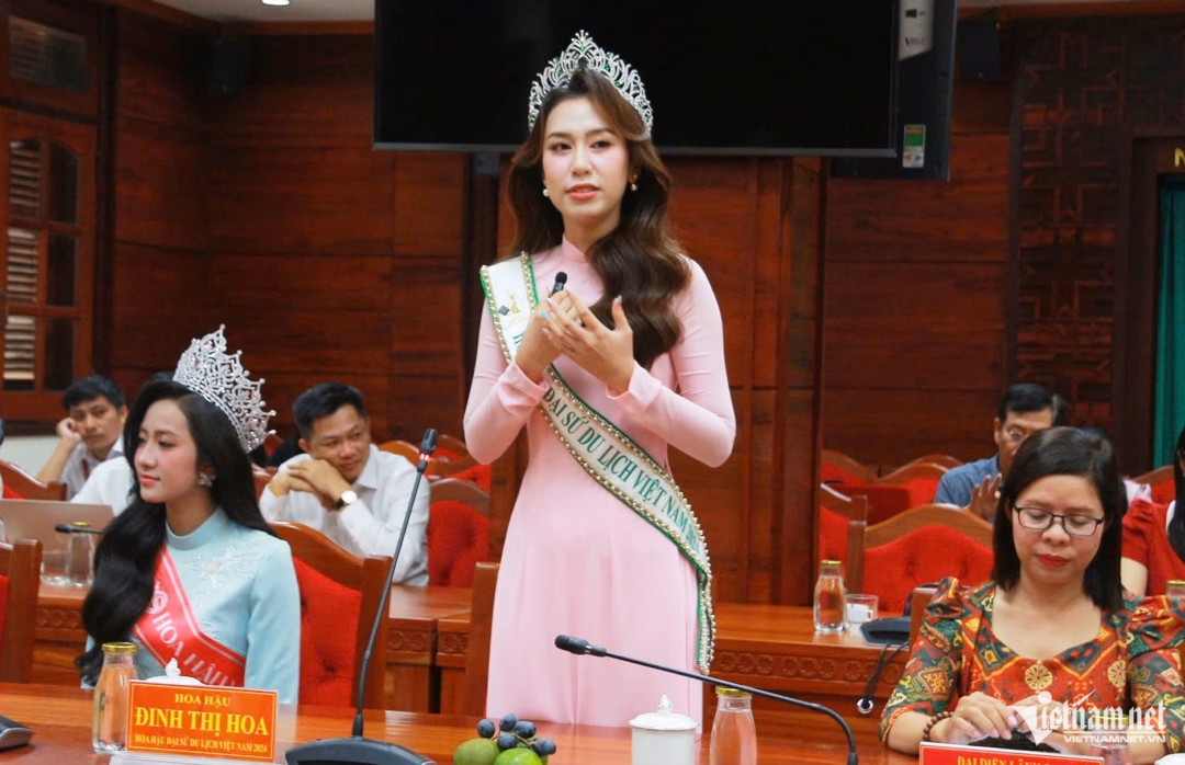 Hai hoa hậu Đắk Lắk trở về quê hương, muốn góp sức phát triển du lịch Hoa hậu Đinh Thị Hoa mong rằng mỗi bạn trẻ Đắk Lắk sẽ là một đại sứ du lịch.