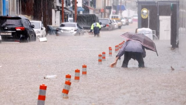 Hàn Quốc: Mưa lớn gây thiệt mạng, người dân phải sơ tán Hàn Quốc ngày thứ 3 oằn mình trong mưa lũ lịch sử: Siêu thị, Starbucks ngập kinh hoàng, ô tô chỉ thấy nóc, 5.000 người bỗng "vô gia cư"- Ảnh 11.