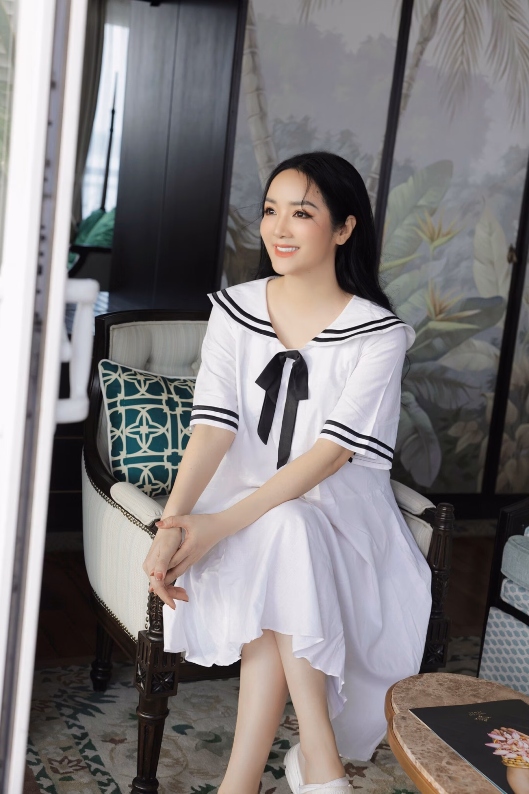 Hoa hậu Đền Hùng Giáng My: Nhan sắc bất bại sau 30 năm Những thiết kế với phần cổ áo kiểu thủy thủ như áo blouse hay váy babydoll giúp Giáng My trẻ như nữ sinh.