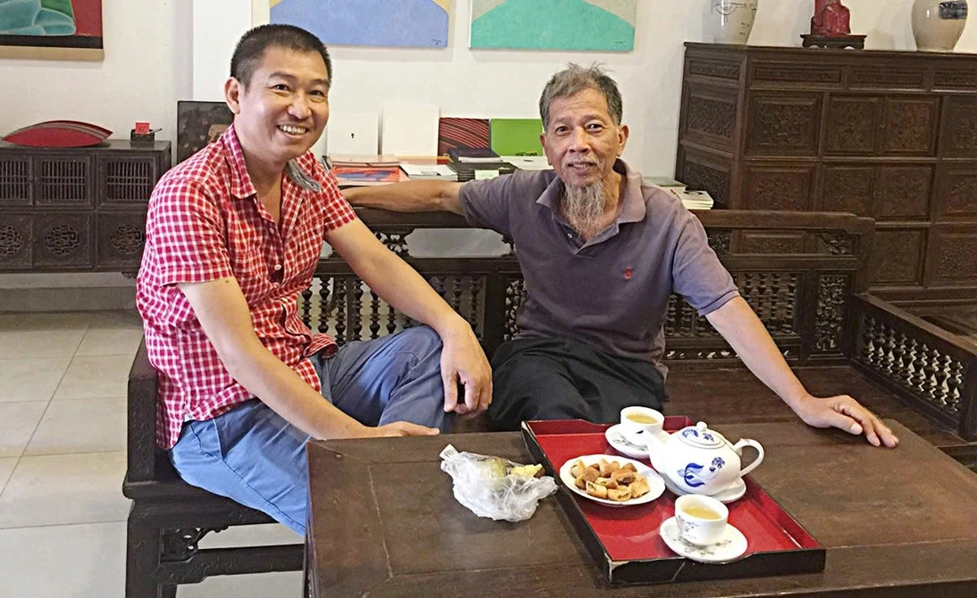 Nguyễn Huy Thiệp và Lê Thiết Cương tại nhà của họa sĩ năm 2017 - Ảnh tư liệu gia đình