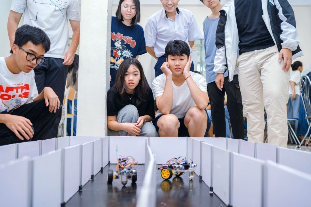 Học sinh phổ thông học lập trình robot tại đại học Hồi hộp theo dõi phần “Trình diễn Robot” tại lễ bế giảng Khóa học STEM Lập trình cho Mobile Robot.