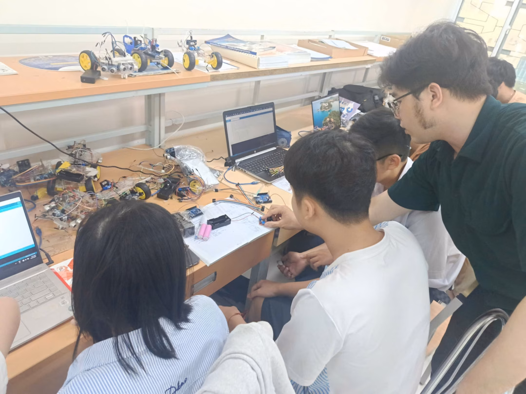Học sinh phổ thông học lập trình robot tại đại học Làm quen với lập trình tại phòng thực hành của Khoa Khoa học Công nghệ tiên tiến.