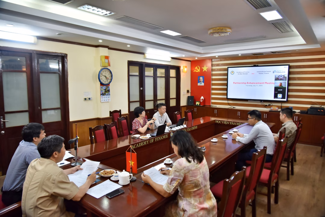 Học viện Tài chính và Đại học Toulon thắt chặt hợp tác giáo dục 15 năm Trao đổi cởi mở giữa Học viện Tài chính và Đại học Toulon